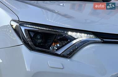 Внедорожник / Кроссовер Toyota RAV4 2017 в 