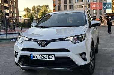 Внедорожник / Кроссовер Toyota RAV4 2017 в 