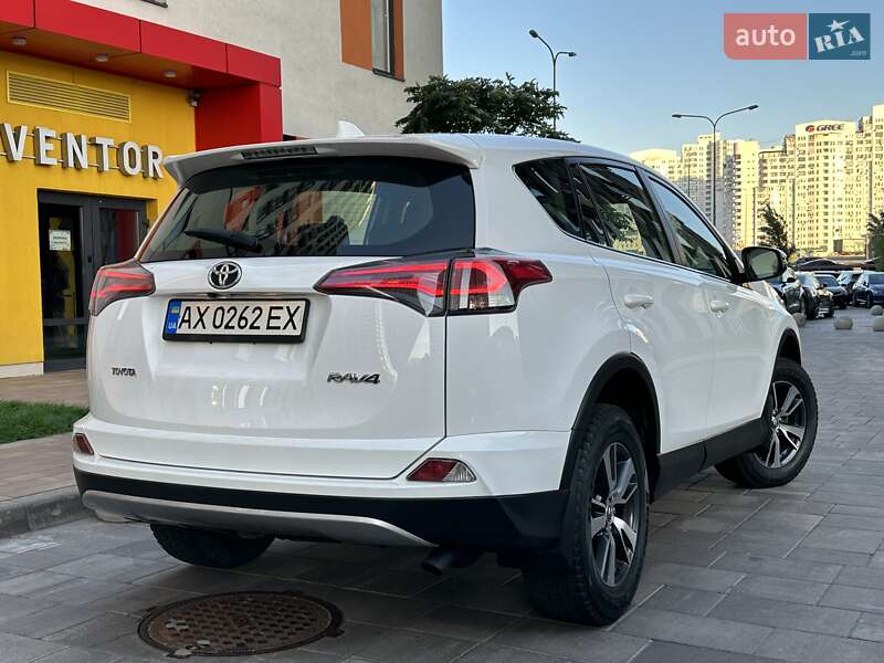 Внедорожник / Кроссовер Toyota RAV4 2017 в Киеве