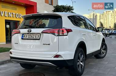 Внедорожник / Кроссовер Toyota RAV4 2017 в 