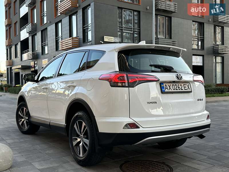 Внедорожник / Кроссовер Toyota RAV4 2017 в Киеве