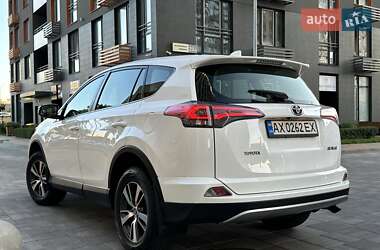 Внедорожник / Кроссовер Toyota RAV4 2017 в 