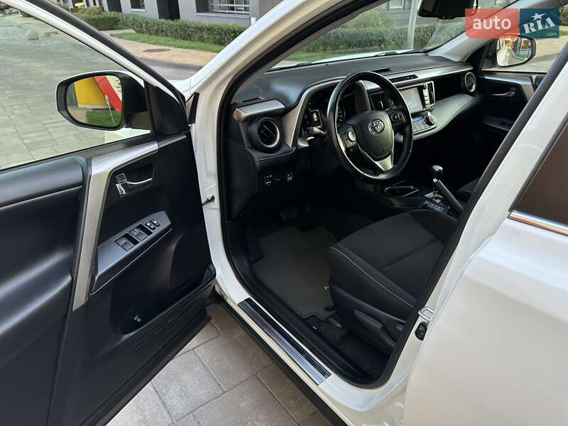 Внедорожник / Кроссовер Toyota RAV4 2017 в Киеве