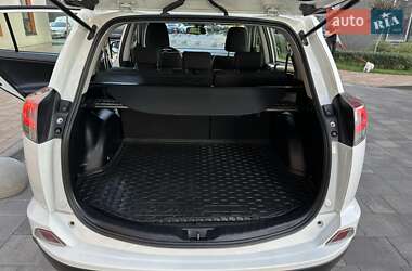 Внедорожник / Кроссовер Toyota RAV4 2017 в 