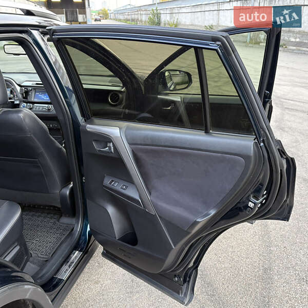 Внедорожник / Кроссовер Toyota RAV4 2017 в Киеве