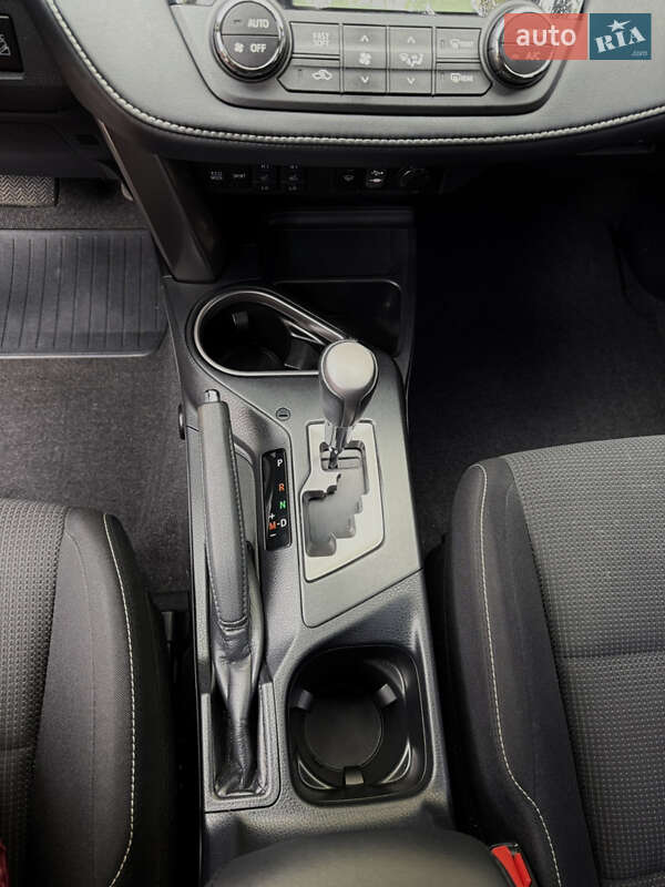 Позашляховик / Кросовер Toyota RAV4 2016 в Харкові