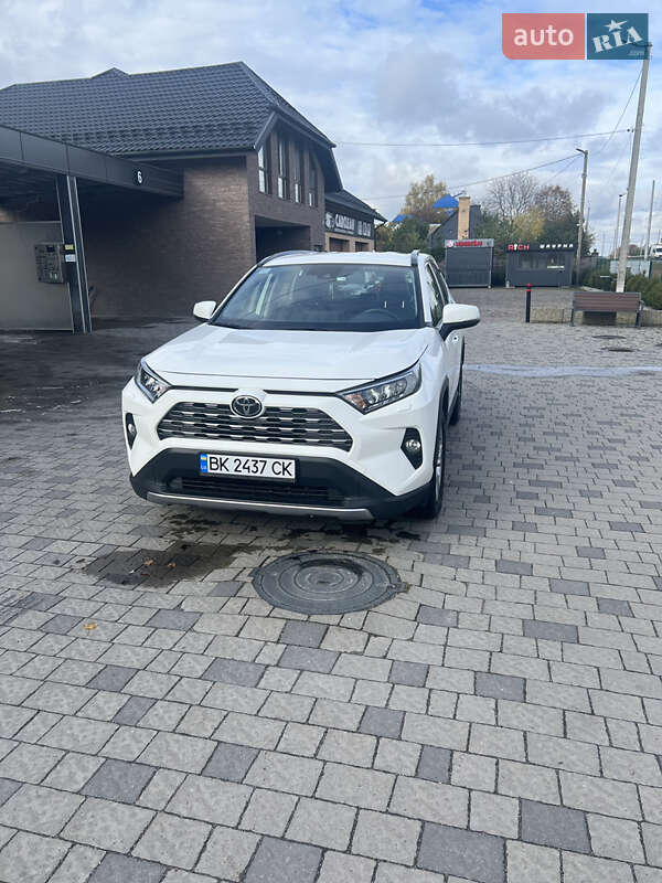 Внедорожник / Кроссовер Toyota RAV4 2019 в Ровно