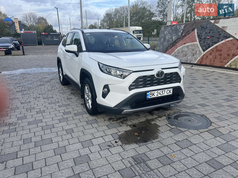 Внедорожник / Кроссовер Toyota RAV4 2019 в Ровно