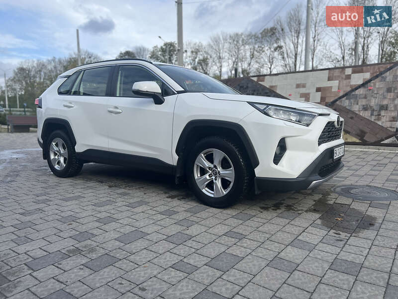 Внедорожник / Кроссовер Toyota RAV4 2019 в Ровно