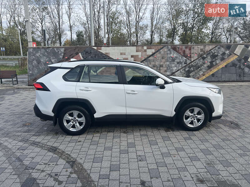 Внедорожник / Кроссовер Toyota RAV4 2019 в Ровно