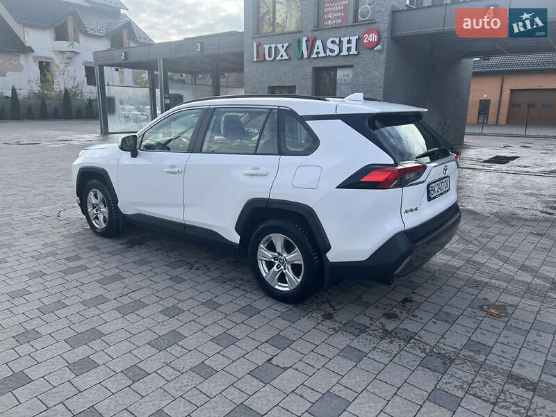 Внедорожник / Кроссовер Toyota RAV4 2019 в Ровно
