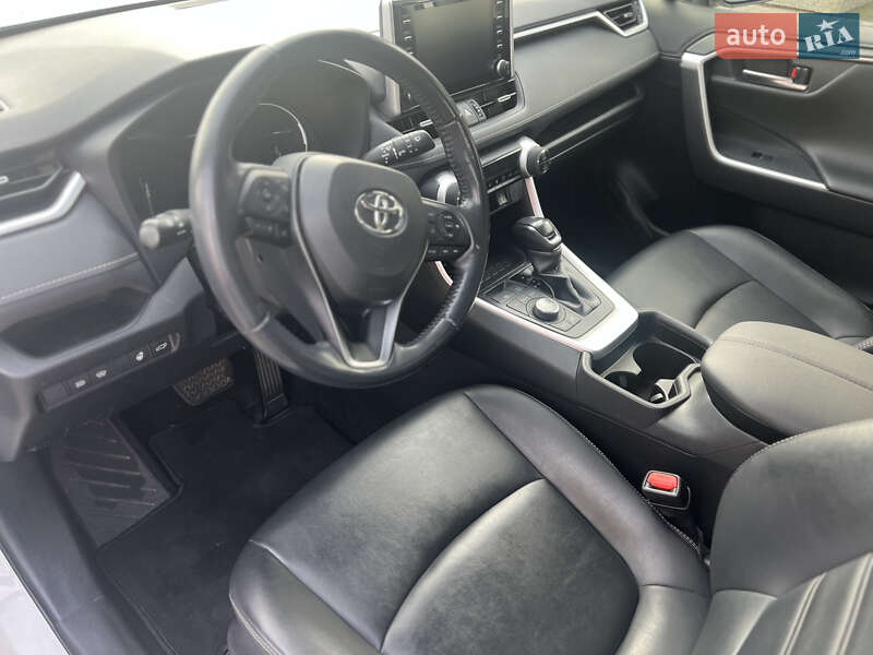 Внедорожник / Кроссовер Toyota RAV4 2019 в Ровно
