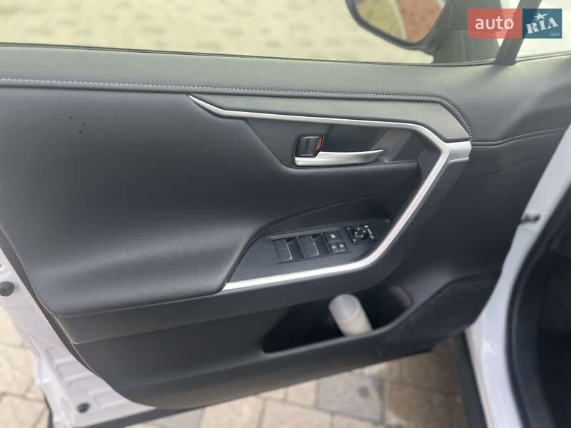 Внедорожник / Кроссовер Toyota RAV4 2019 в Ровно