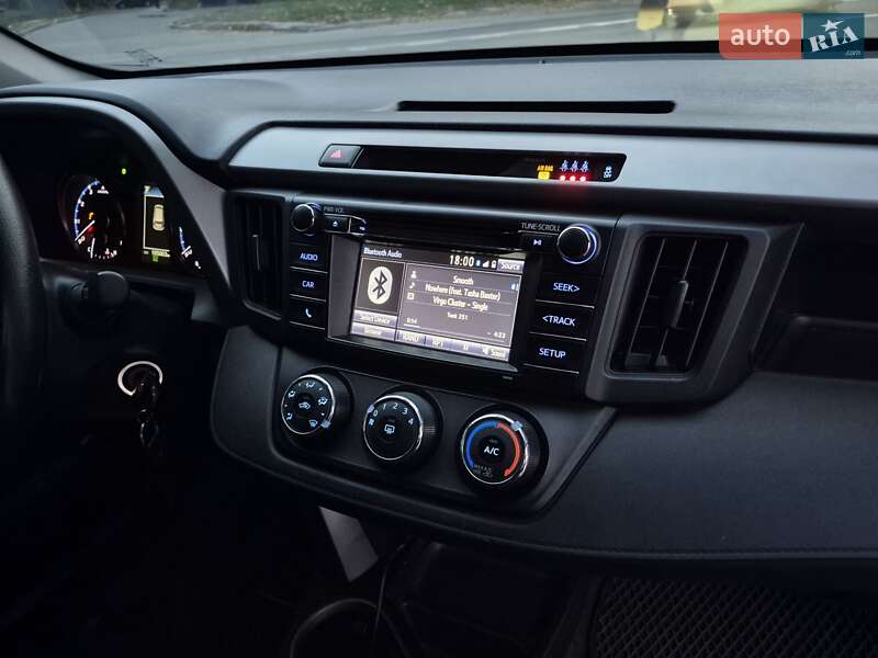 Позашляховик / Кросовер Toyota RAV4 2016 в Дніпрі