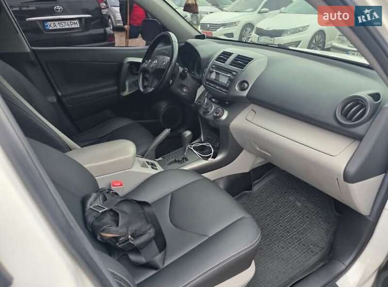 Внедорожник / Кроссовер Toyota RAV4 2012 в Шостке