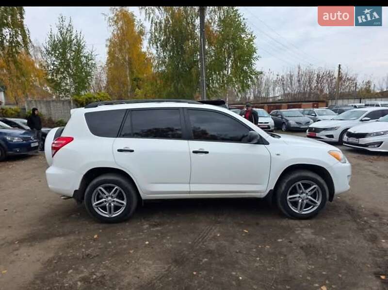 Внедорожник / Кроссовер Toyota RAV4 2012 в Шостке