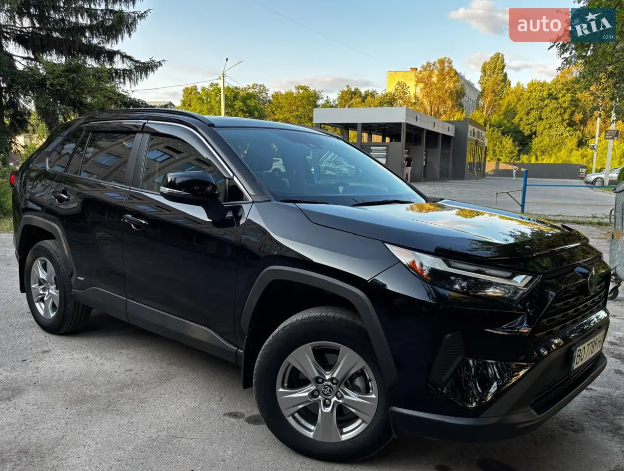 Повний привід. 
Комплектація XLE.
Чудовий стан. Люк, безпровідний CarPlay, система утримання у смузі та ін.
 2 комплекти гуми.
Штатні задні ліхтарі жовтого кольору, спідометр КМ.
В наявності техогляд для виїзду закордон.

Торг можливий 
