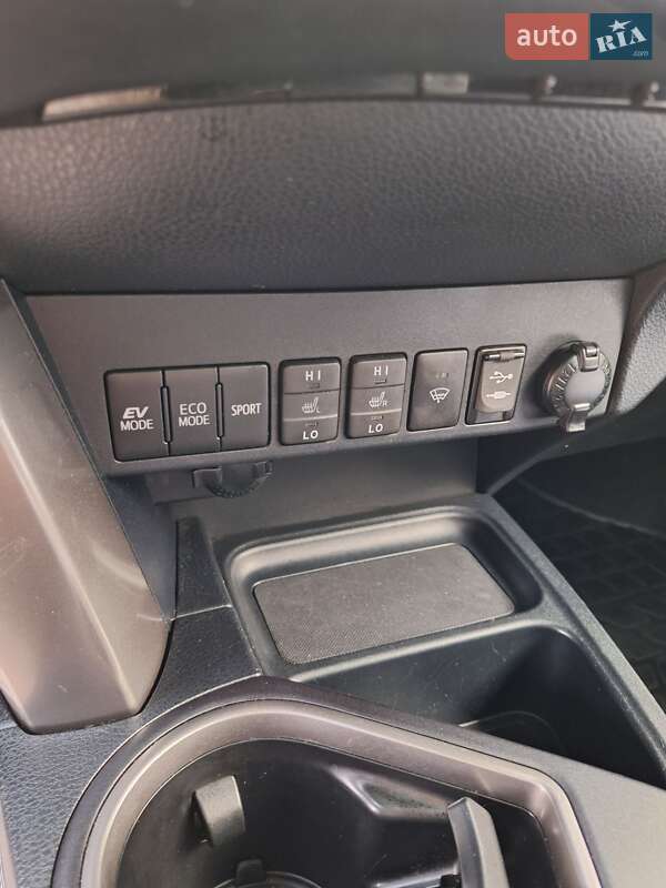 Внедорожник / Кроссовер Toyota RAV4 2018 в Киеве