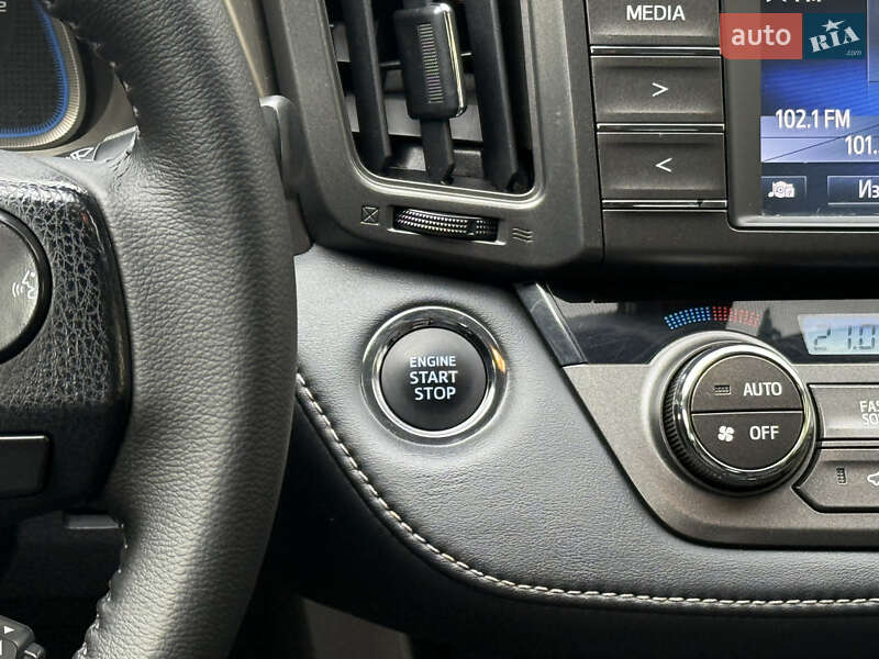 Внедорожник / Кроссовер Toyota RAV4 2015 в Днепре