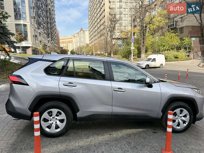 Внедорожник / Кроссовер Toyota RAV4 2019 в Киеве