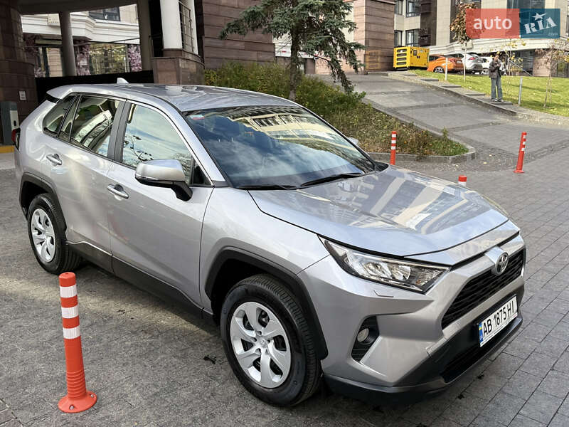 Внедорожник / Кроссовер Toyota RAV4 2019 в Киеве