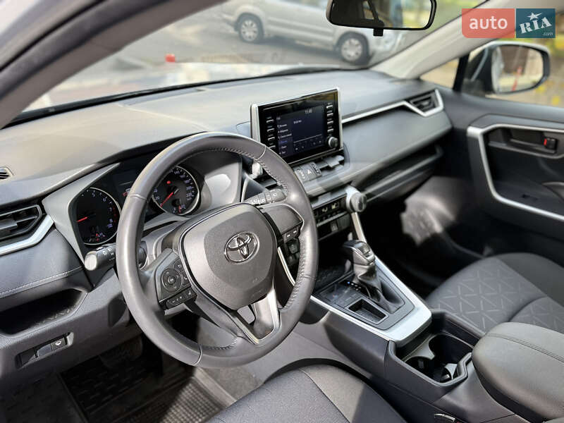 Внедорожник / Кроссовер Toyota RAV4 2019 в Киеве