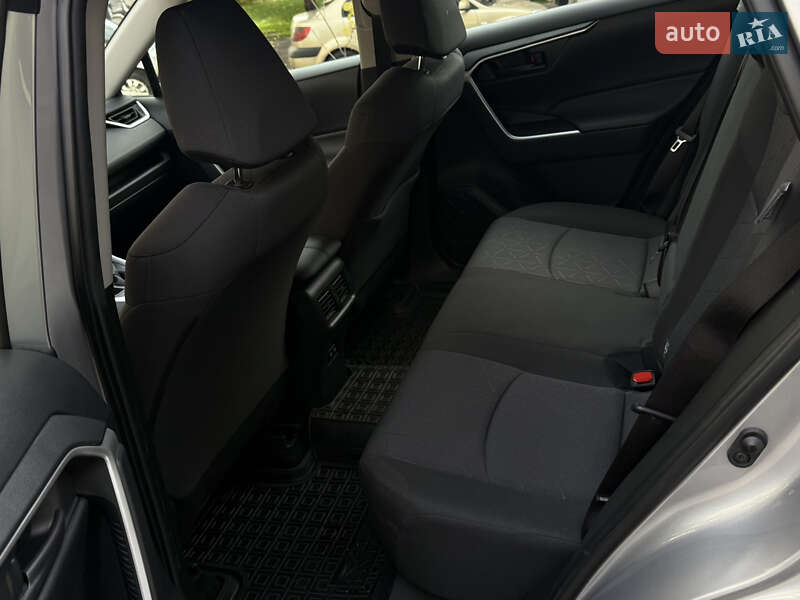 Внедорожник / Кроссовер Toyota RAV4 2019 в Киеве