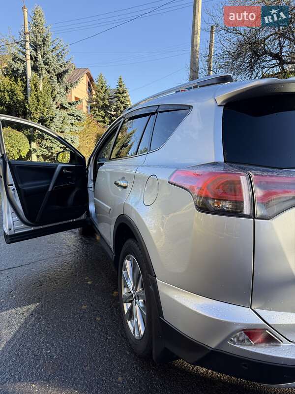 Внедорожник / Кроссовер Toyota RAV4 2016 в Ивано-Франковске