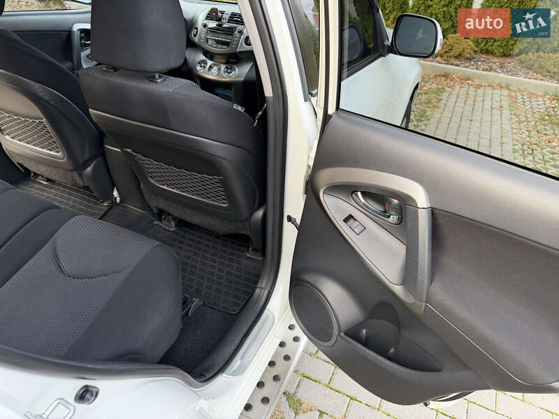 Внедорожник / Кроссовер Toyota RAV4 2011 в Харькове