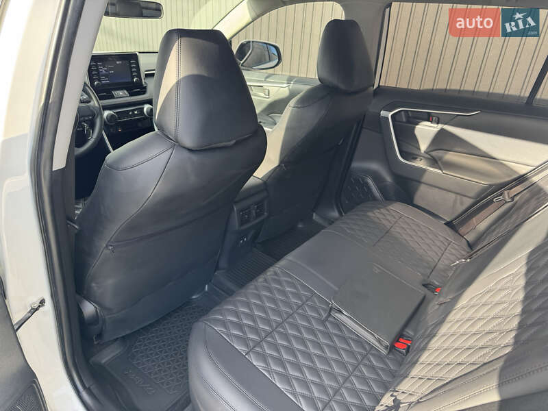 Внедорожник / Кроссовер Toyota RAV4 2021 в Киеве
