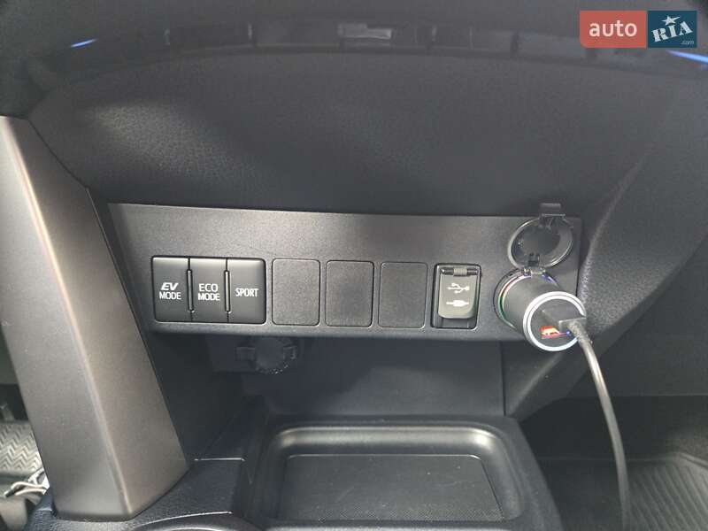 Внедорожник / Кроссовер Toyota RAV4 2017 в Киеве фото 44 Внедорожник / Кроссовер Toyota RAV4 2017 в Киеве