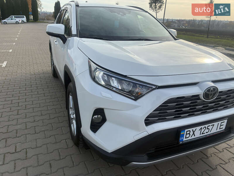 Позашляховик / Кросовер Toyota RAV4 2020 в Красилові