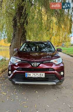 Внедорожник / Кроссовер Toyota RAV4 2017 в Ровно