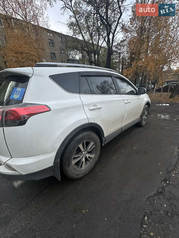 Внедорожник / Кроссовер Toyota RAV4 2017 в Першотравенске