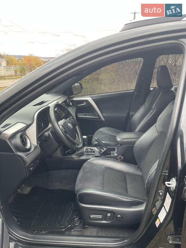 Внедорожник / Кроссовер Toyota RAV4 2017 в Новой Водолаге