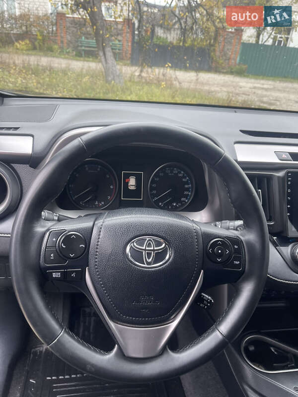 Внедорожник / Кроссовер Toyota RAV4 2017 в Новой Водолаге