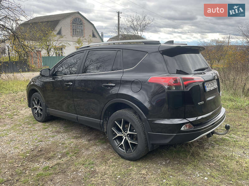 Внедорожник / Кроссовер Toyota RAV4 2017 в Новой Водолаге