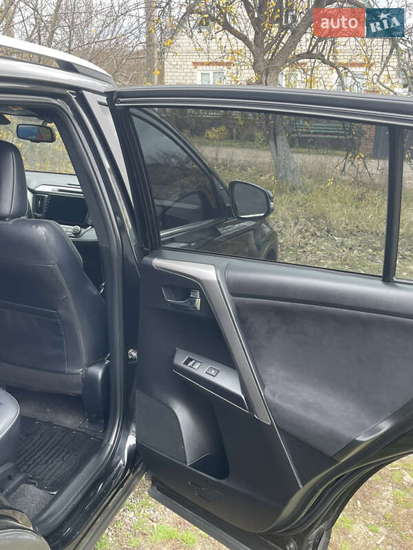 Внедорожник / Кроссовер Toyota RAV4 2017 в Новой Водолаге