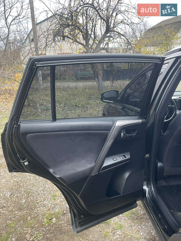 Внедорожник / Кроссовер Toyota RAV4 2017 в Новой Водолаге