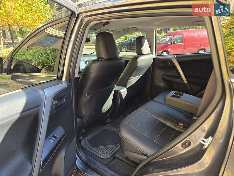 Внедорожник / Кроссовер Toyota RAV4 2016 в Киеве