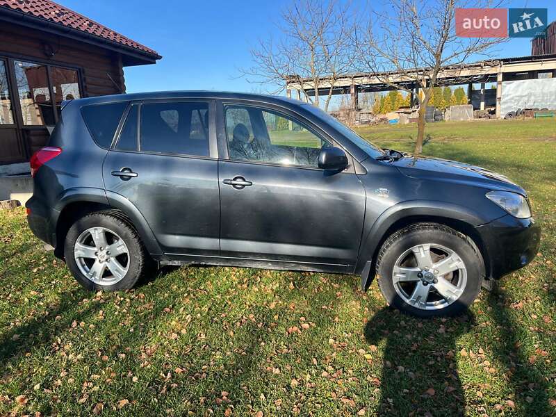 Позашляховик / Кросовер Toyota RAV4 2006 в Новояворівську