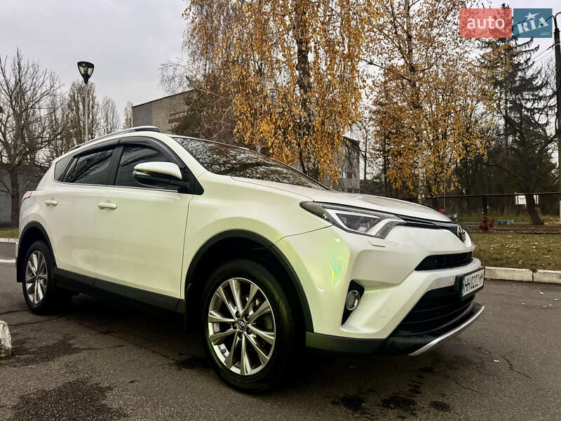 Внедорожник / Кроссовер Toyota RAV4 2015 в Киеве
