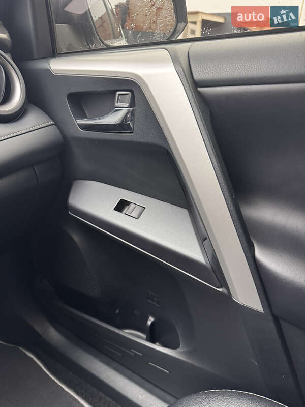 Позашляховик / Кросовер Toyota RAV4 2018 в Кривому Розі