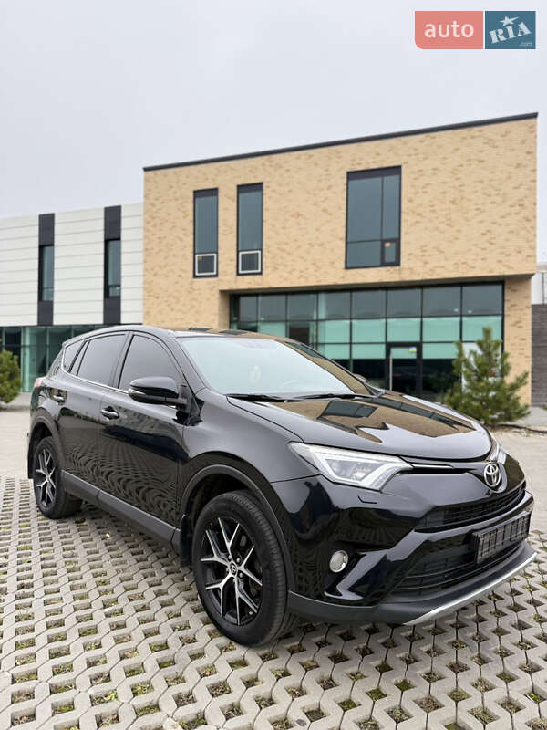 Внедорожник / Кроссовер Toyota RAV4 2017 в Хмельницком