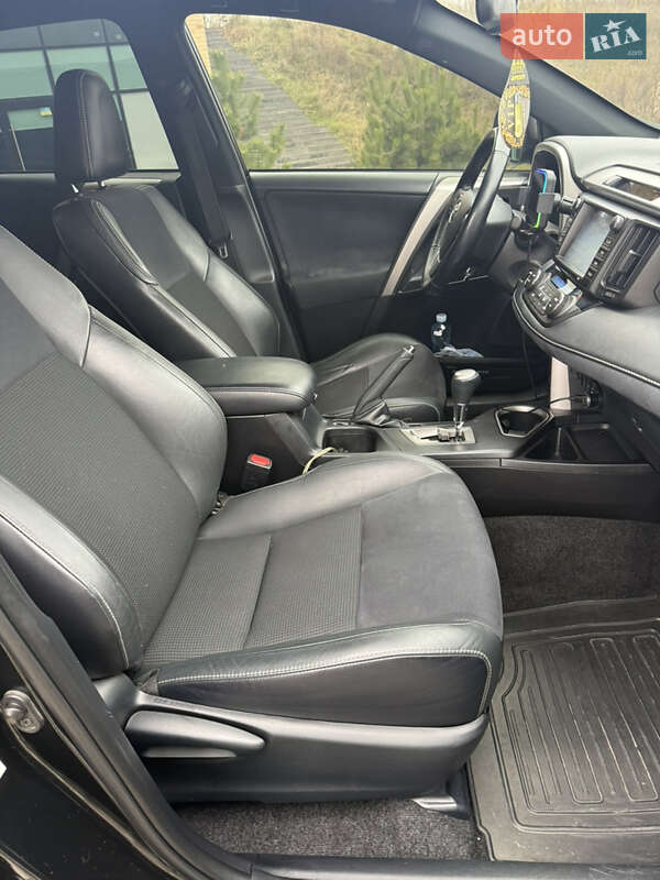 Внедорожник / Кроссовер Toyota RAV4 2017 в Хмельницком