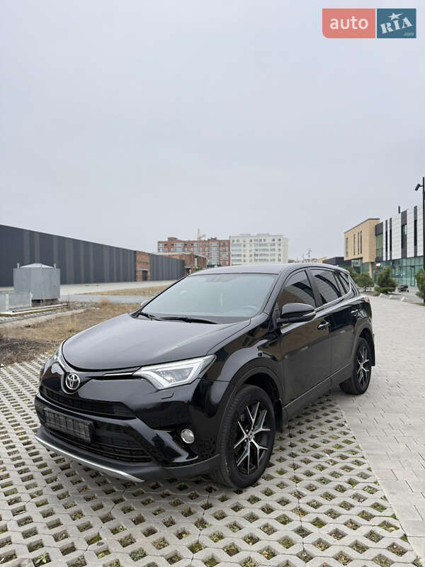 Внедорожник / Кроссовер Toyota RAV4 2017 в Хмельницком