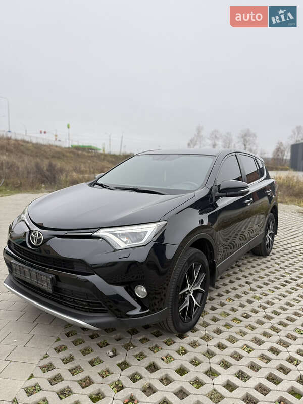 Внедорожник / Кроссовер Toyota RAV4 2017 в Хмельницком