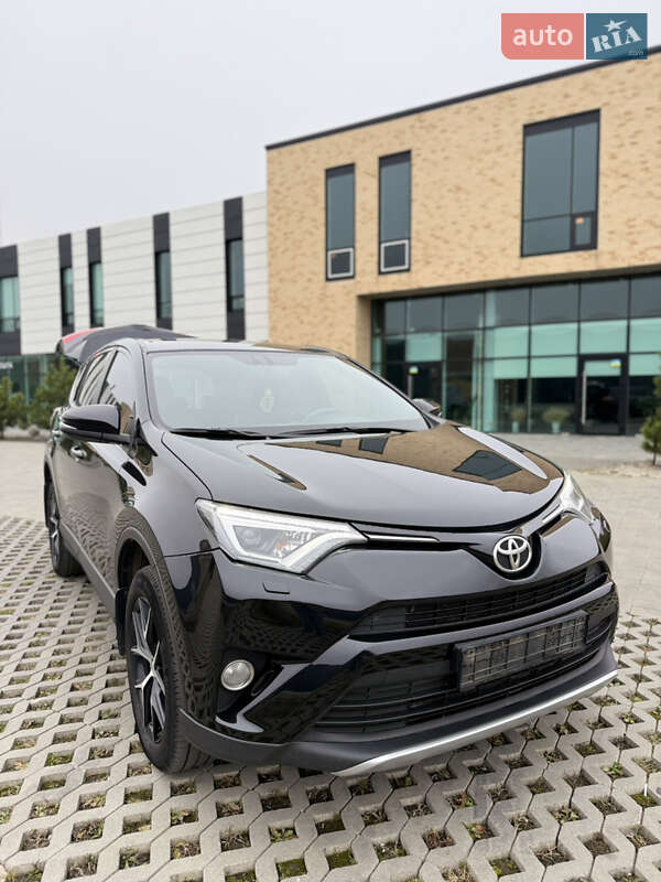 Внедорожник / Кроссовер Toyota RAV4 2017 в Хмельницком