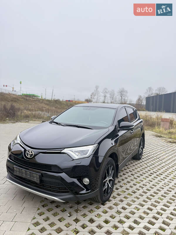 Внедорожник / Кроссовер Toyota RAV4 2017 в Хмельницком