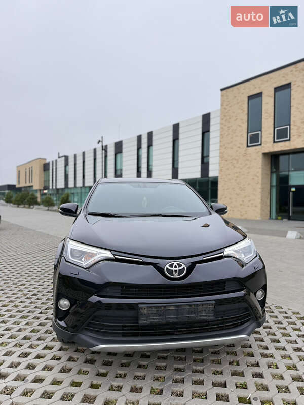 Внедорожник / Кроссовер Toyota RAV4 2017 в Хмельницком